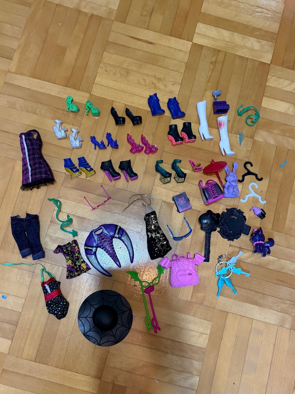 Monster High accessories lot
